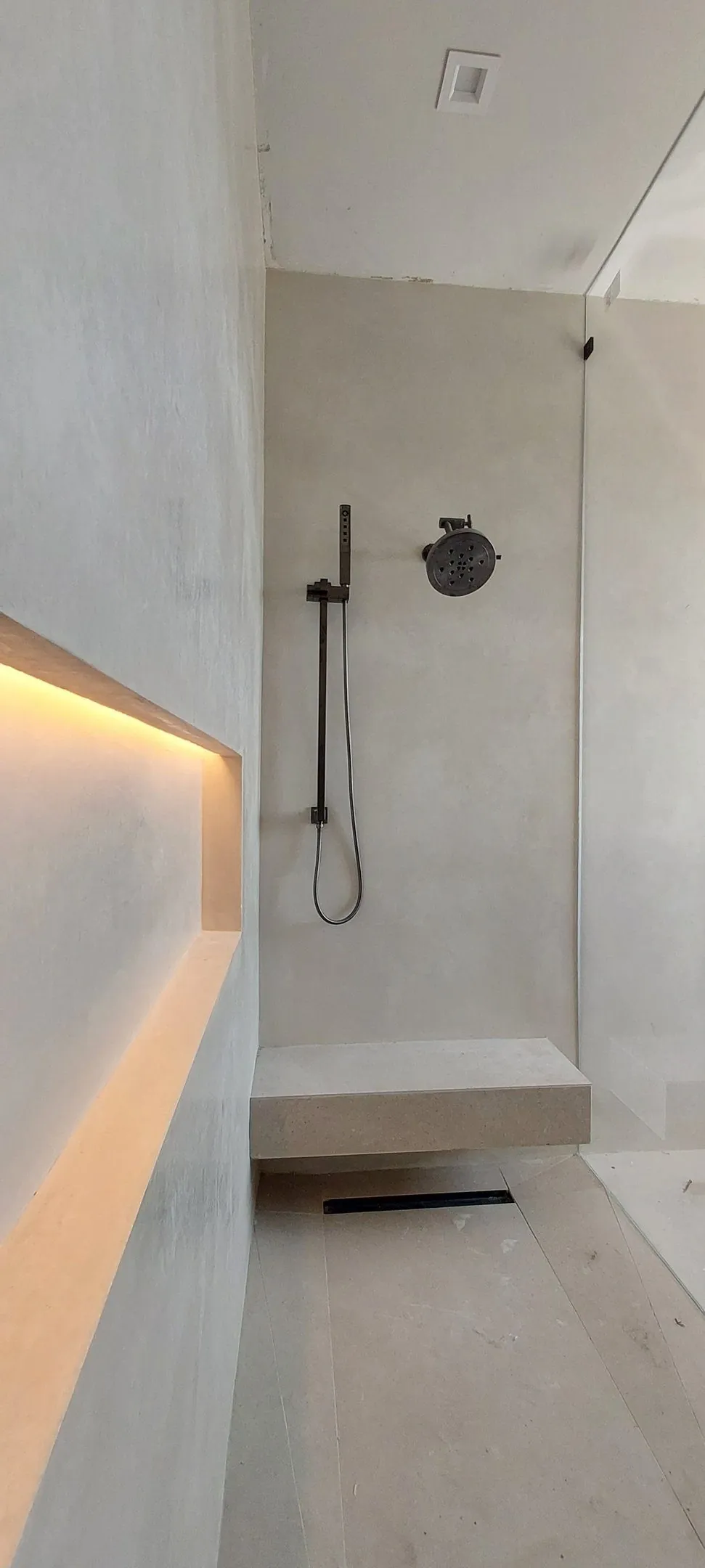 Backlit shower niche
